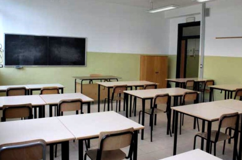 Scuola “Silvio Pellico”: crollano pezzi di cornicione e della facciata: alunni indenni