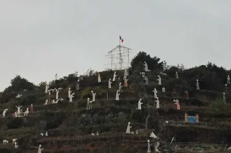 Presepe di Manarola: sventola la bandiera francese