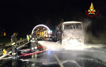 Bus a fuoco sull’autostrada: paura per 30 operai spezzini