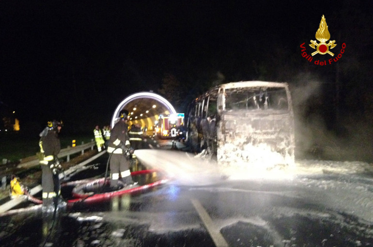 Bus a fuoco sull’autostrada: paura per 30 operai spezzini