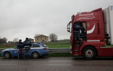 Lite tra camionisti sull’A12: spunta un coltello. Aggressore in fuga fermato dalla Polizia