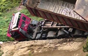 Discarica Pitelli – Ruffino: ribaltato un camion carico di terriccio inerte