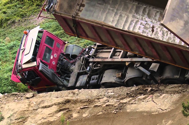 Discarica Pitelli – Ruffino: ribaltato un camion carico di terriccio inerte