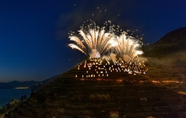 Spettacolo pirotecnico per l’accensione del presepe più grande del mondo a Manarola