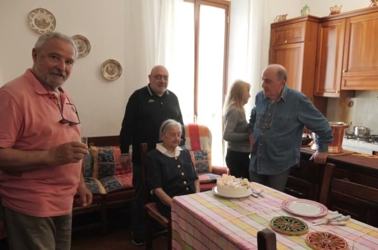 Zelmira Corsi Isola, partigiana, ha festeggiato i 100 anni