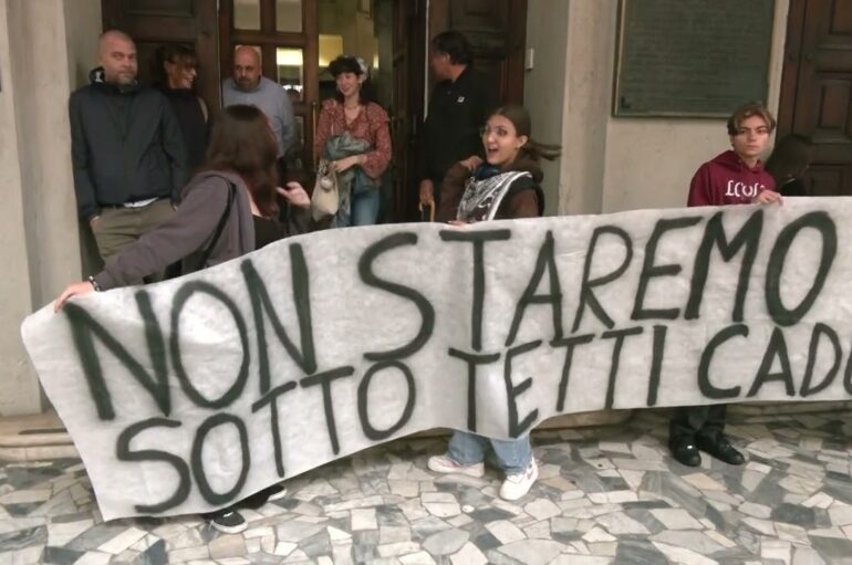 Crollo all’Istituto Capellini-Sauro alla Spezia, protesta degli studenti