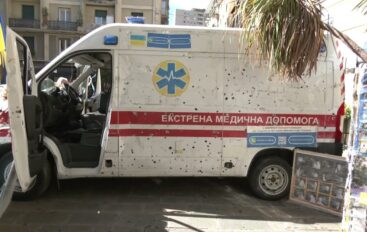 Un’ambulanza ucraina mitragliata ricorda l’impegno dei soccorritori