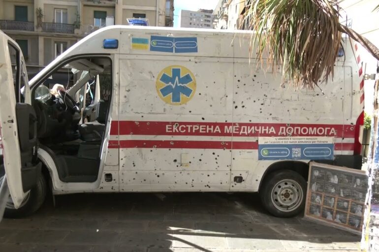 Un’ambulanza ucraina mitragliata ricorda l’impegno dei soccorritori